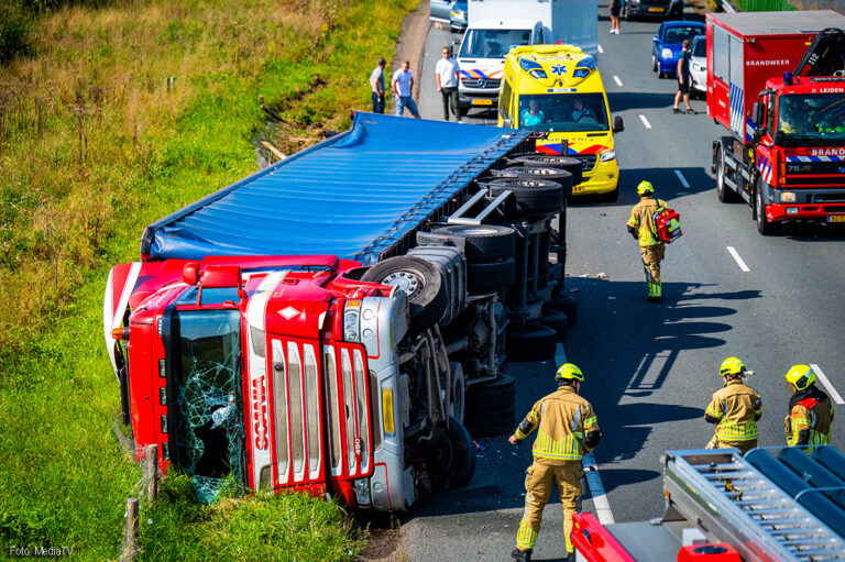 Vrachtwagen gekanteld op N11 [+foto]