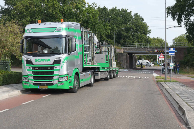 Vrachtwagen verliest glasplaten bij spoorviaduct in Weert [+foto’s]