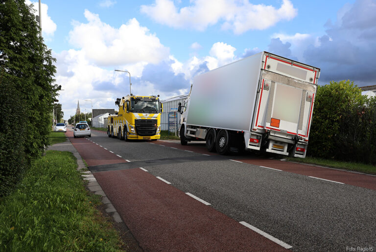 Vrachtwagen vast in Honselersdijk [+foto]