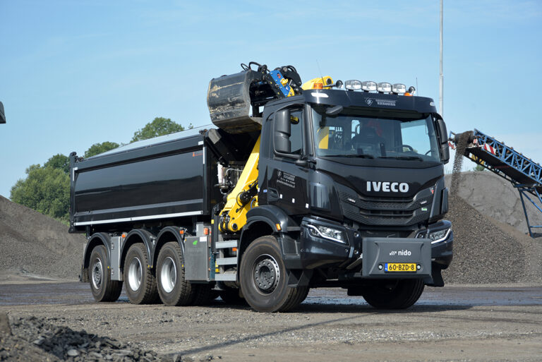 Wendbare IVECO X-WAY 8×4 met elektrische autolaadkraan voor Grondverzet Kerssies