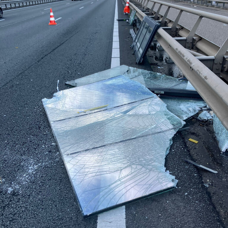 Vrachtwagen verliest kozijnen op A2 [+foto]