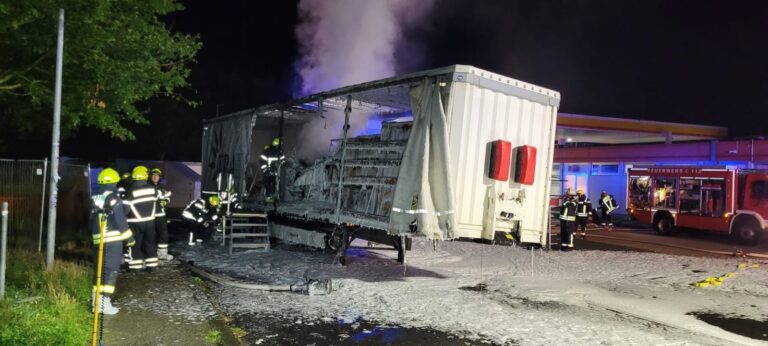 Brand in een oplegger geladen met lithium-ionbatterijen op Duitse A61 [+foto]