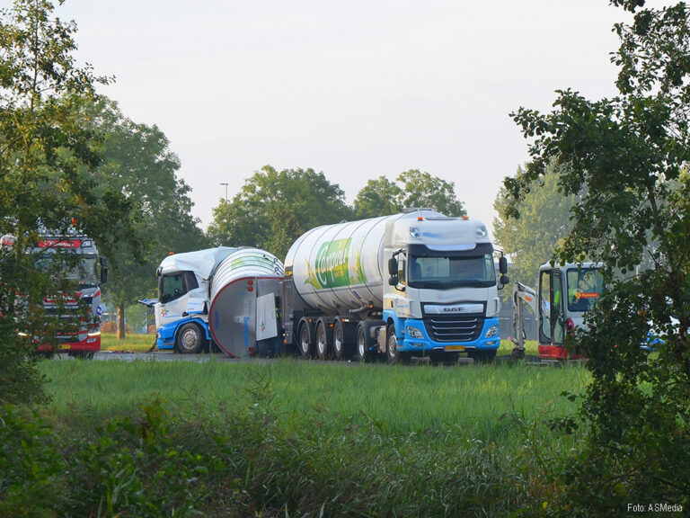 Melktrailer gekanteld in Leeuwarden [+foto’s]