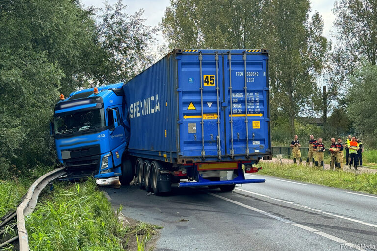 Vrachtwagen geschaard op N279 [+foto’s]