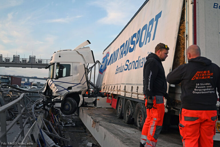 Nederlandse vrachtwagen rijdt in wegwerkzaamheden op Duitse A7 [+foto]