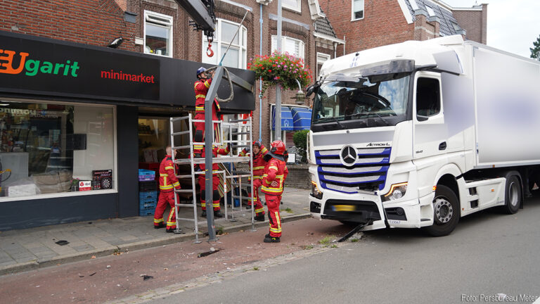 Vrachtwagen rijdt tegen gevel in Groningen [+foto]