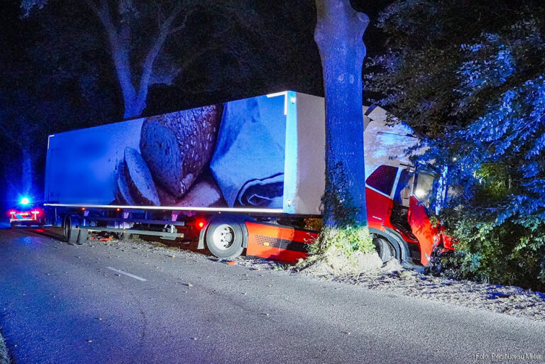 Vrachtwagenchauffeur gewond bij eenzijdig ongeval bij Hooghalen [+foto]