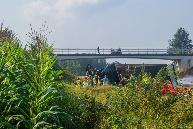 Twee doden en gewonde na aanrijding vrachtwagen en auto op N348 [+foto’s]