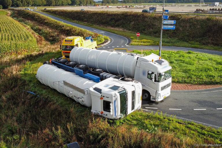 Vrachtwagen gekanteld op toerit naar N366 [+foto]