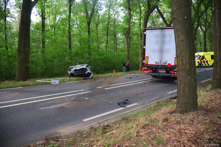 Ernstig ongeval tussen auto en vrachtwagen op N785 [+foto’s]