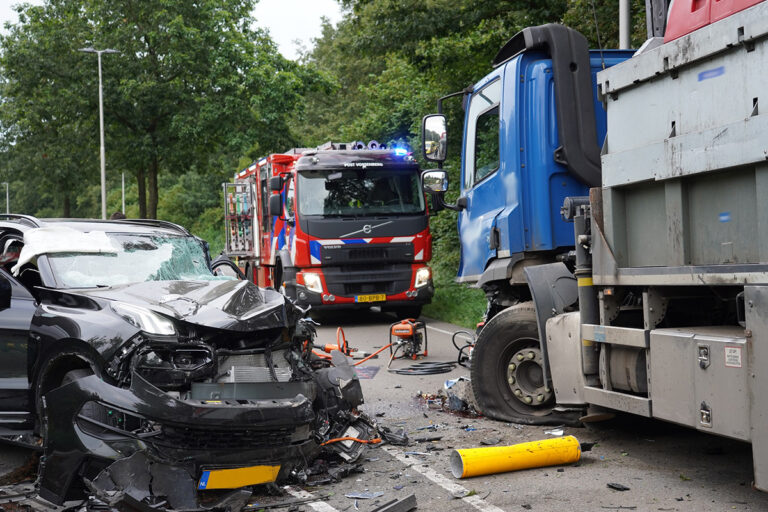 Gewonden na frontale botsing met vrachtwagen [+foto]