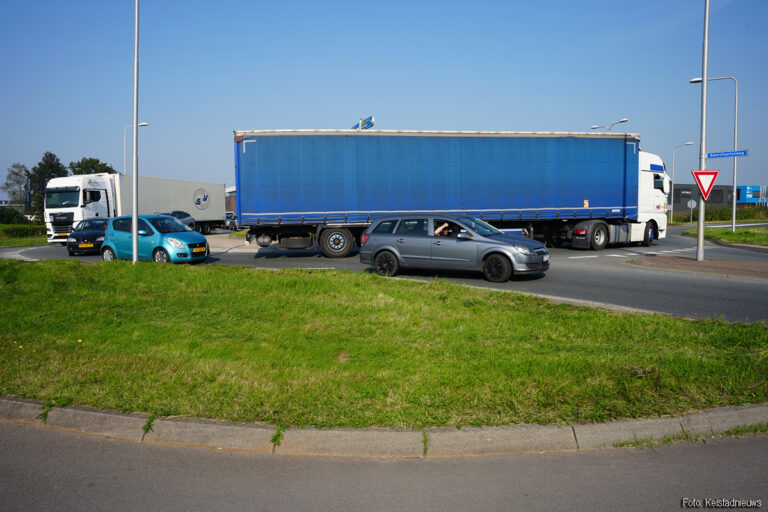 Kapotte vrachtwagen veroorzaakt verkeerschaos in Bunschoten [+foto]