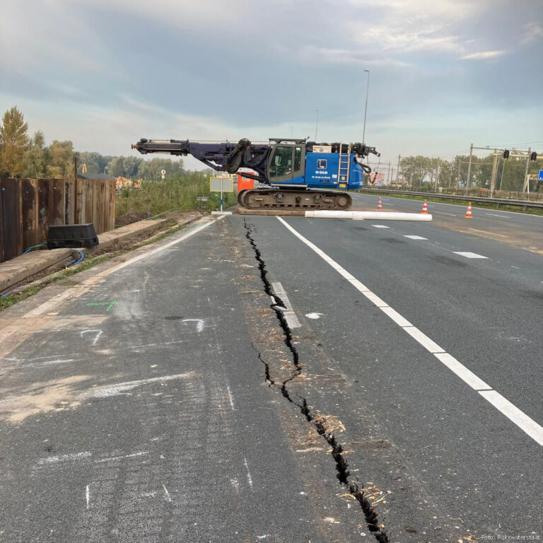 Scheur in wegdek door verzakking A10, rijstrook dicht [+foto’s]