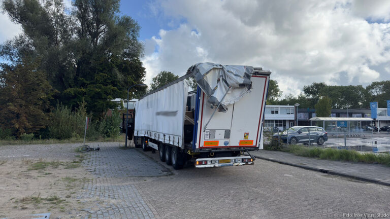 Vrachtwagen rijdt tegen spoorbrug in Haarlem, treinverkeer gestremd [+foto’s]