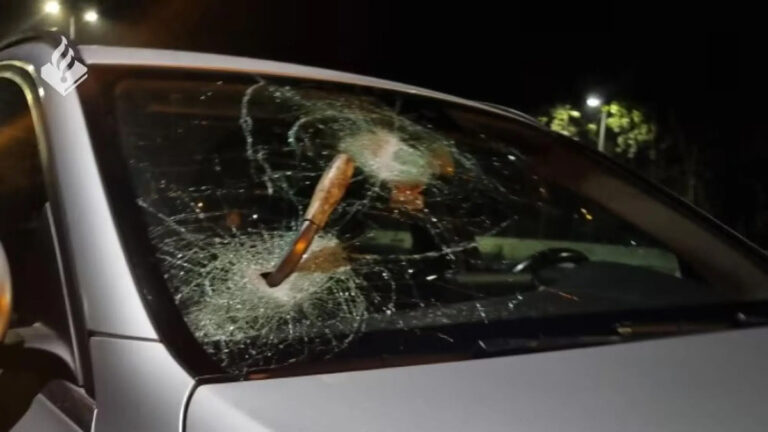 IJzeren staaf doorboort autoruit op ring A10, man aangehouden