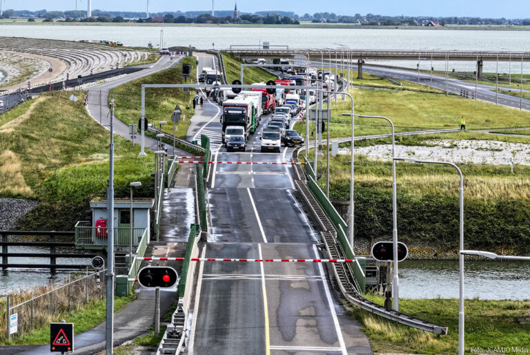Lange file door storing brug Afsluitdijk [+foto]