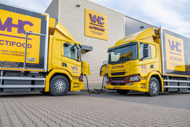 Twee nieuwe Scania 25P BEV 4×2 voor VHC ActiFood