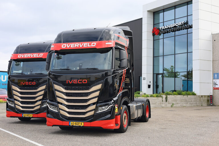Twee nieuwe IVECO S-WAY’s voor Van Overveld Transport