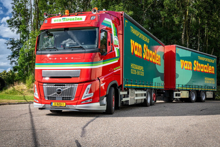 Volvo FH Aero Globetrotter bakwagen, primeur voor Transportbedrijf Van Straalen