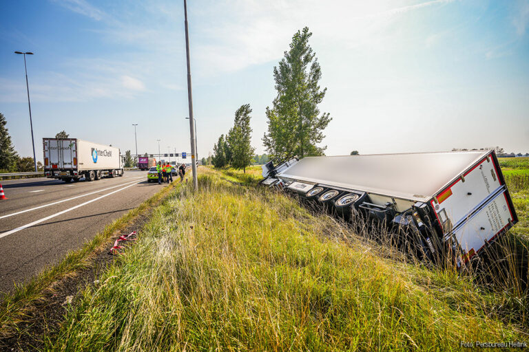 Vrachtwagen na klapband in greppel gekanteld langs A50 [+foto]