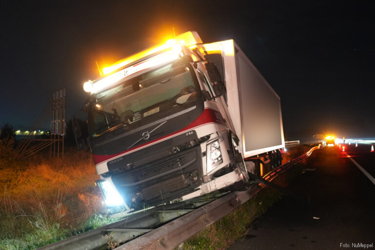 Vrachtwagenchauffeur wijkt uit voor ree en belandt op vangrail [+foto]