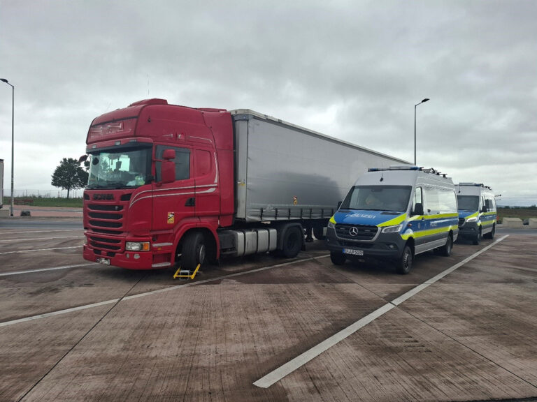 Uitgeputte vrachtwagenchauffeur reed veel te hard [+foto]