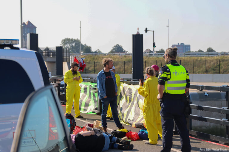 XR blokkeert opnieuw zeesluis IJmuiden [+foto’s]