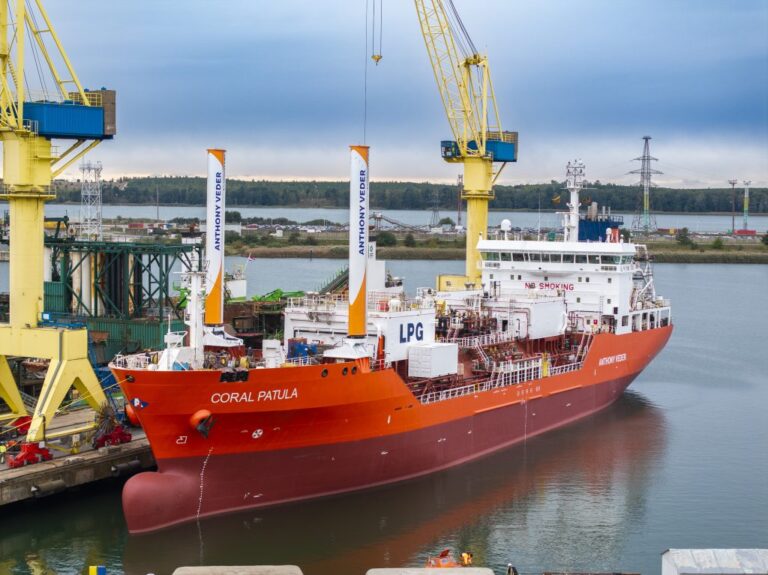 Rederij Anthony Veder plaatst als eerste rederij VentoFoils zeilen op gastanker