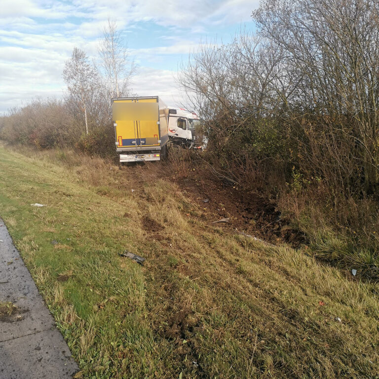 Vrachtwagen botst op auto op vluchtstrook Duitse A71 [+foto]