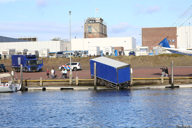 Vrachtwagen aanhanger bijna te water in Scheveningen [+foto]