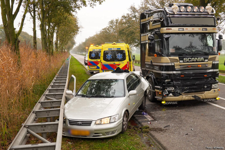 Vrachtwagen botst op auto nadat deze ineens ging remmen op N266