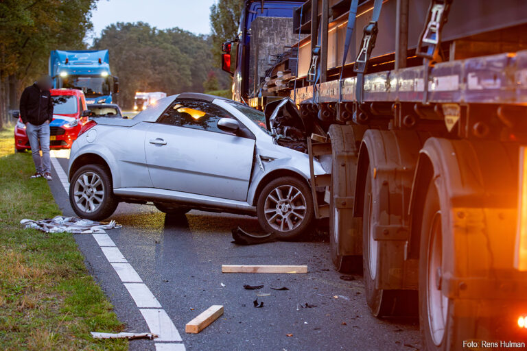 Aanrijding auto en vrachtwagen op N332 [+foto’s&video]