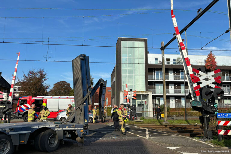 Trein botst op dieplader op spoorwegovergang in Velp [+foto]