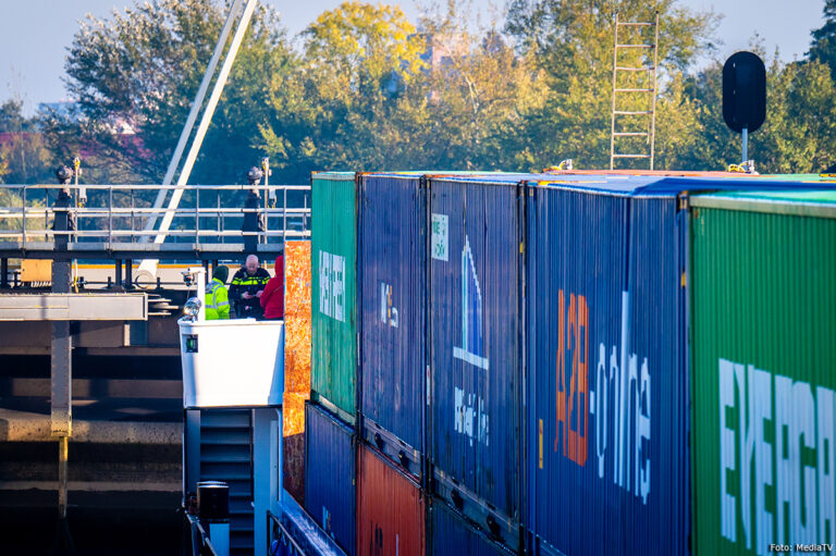 Containerschip ramt spoorbrug Gouda en vaart daarna door [+foto]