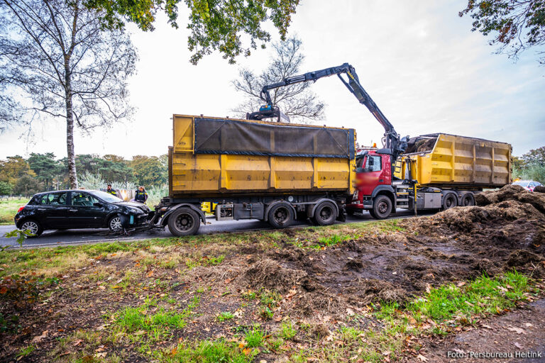 Auto rijdt op stilstaande vrachtwagen aanhanger in Eerbeek [+foto]