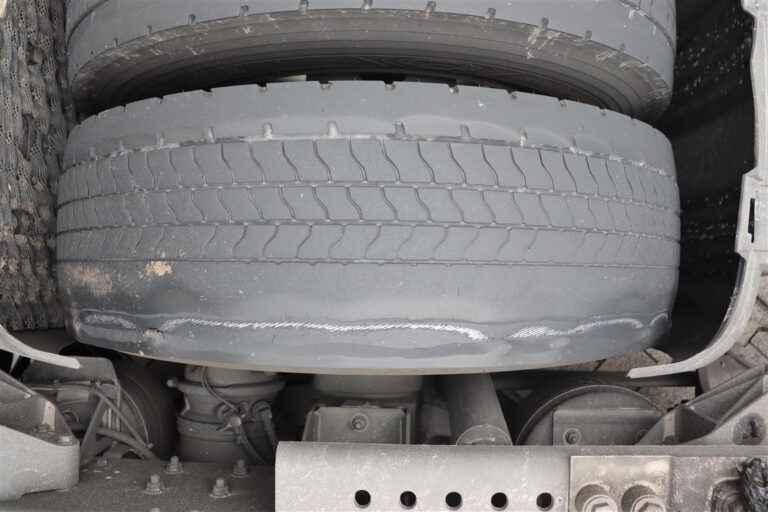 Hoge boetes voor chauffeur en werkgever na gebarsten voorruit, versleten banden en rij- en rusttijdovertredingen