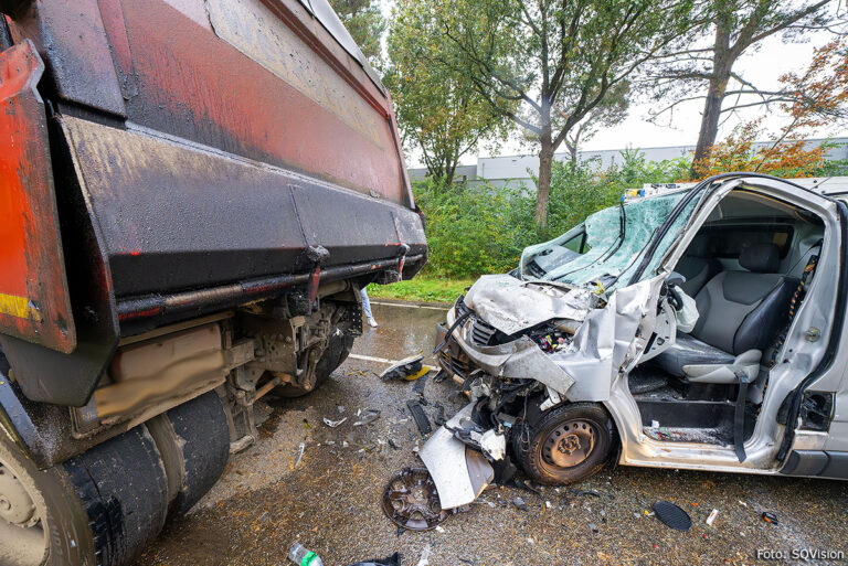 Bestelbus botst achterop geparkeerde vrachtwagen in Oss [+foto]