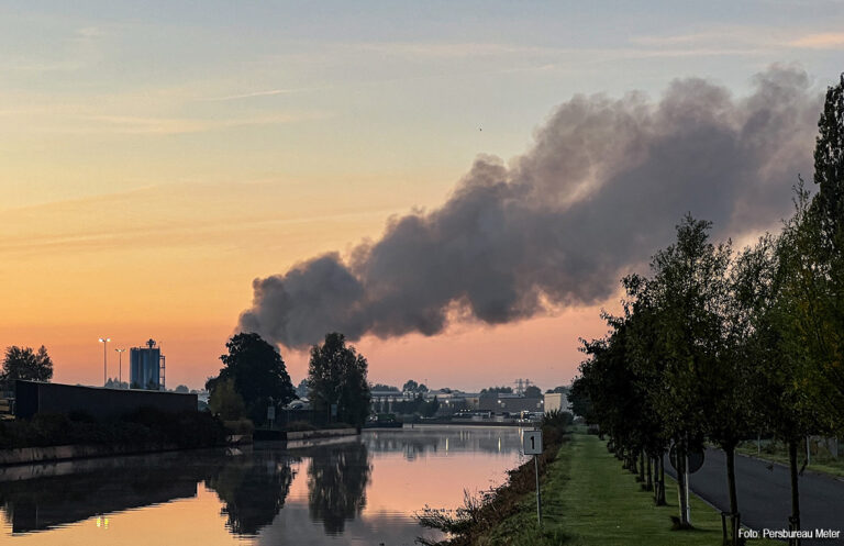 Grote brand bij afvalverwerker in Groningen [+foto’s&video]