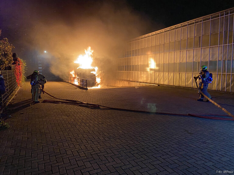 Vrachtwagen in brand bij bedrijf in Honselersdijk [+foto]