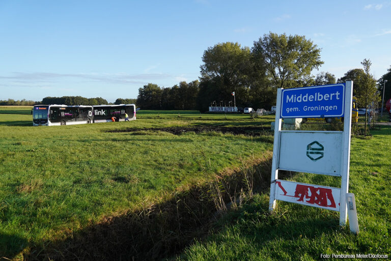 Lijnbus vast in weiland in Groningen [+foto]