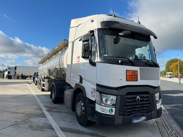 Duitse politie haalt tankwagen met zwavelzuur van de weg; defecte remmen, roest, scheuren en vals ADR-certificaat