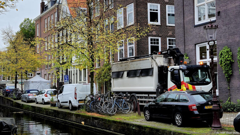 Dodelijke aanrijding met vrachtwagen in het centrum van Amsterdam [+foto’s]