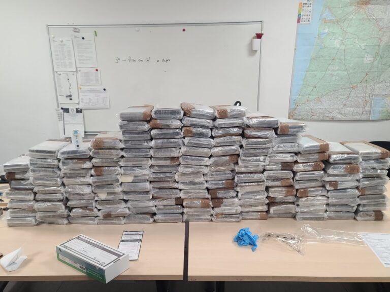 Franse douane vindt 153 kilo cocaïne in lege vrachtwagen [+foto’s]