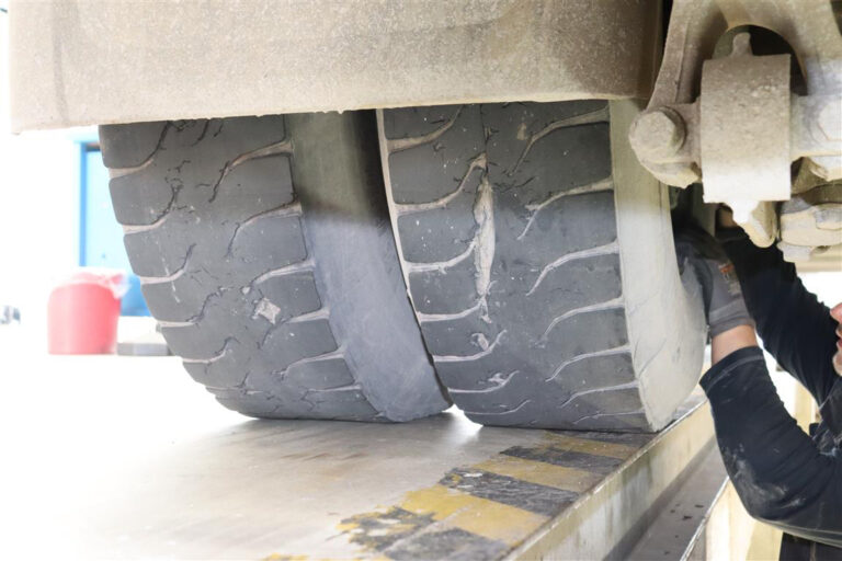 Duitse politie zet vrachtwagen met tal van gebreken stil [+foto’s]