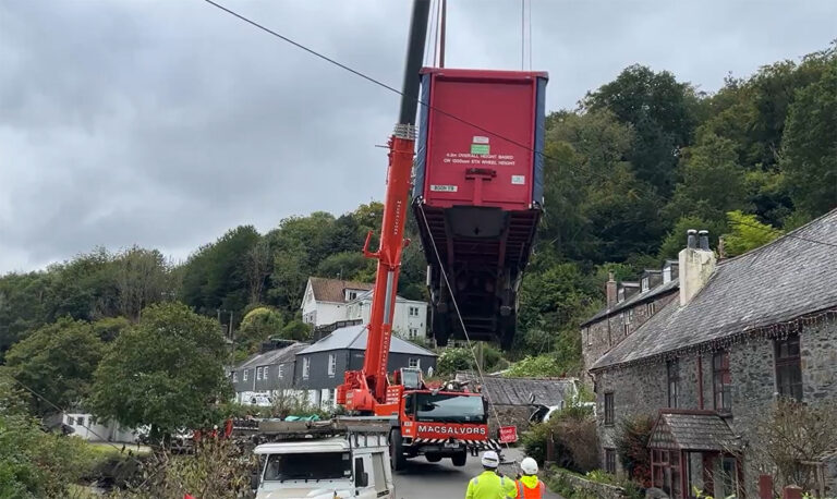 Vrachtwagenchauffeur rijdt zich vast in smal dorpsstraatje en moet twee dagen op kraan wachten [+foto’s&video]