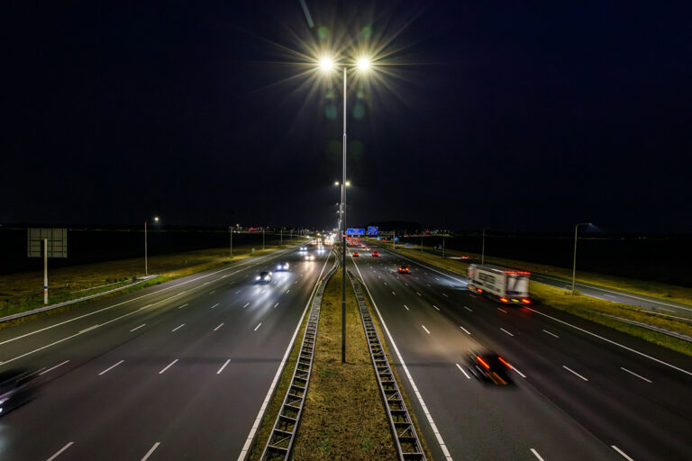 Rijkswaterstaat heeft verlichting langs wegen in Noord-Holland vervangen