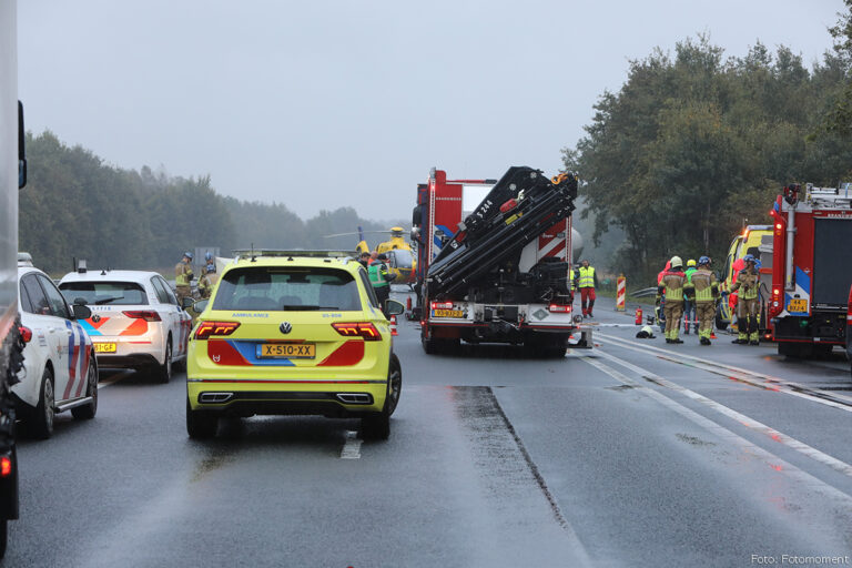 Auto onder trailer op A1: één dode [+foto]