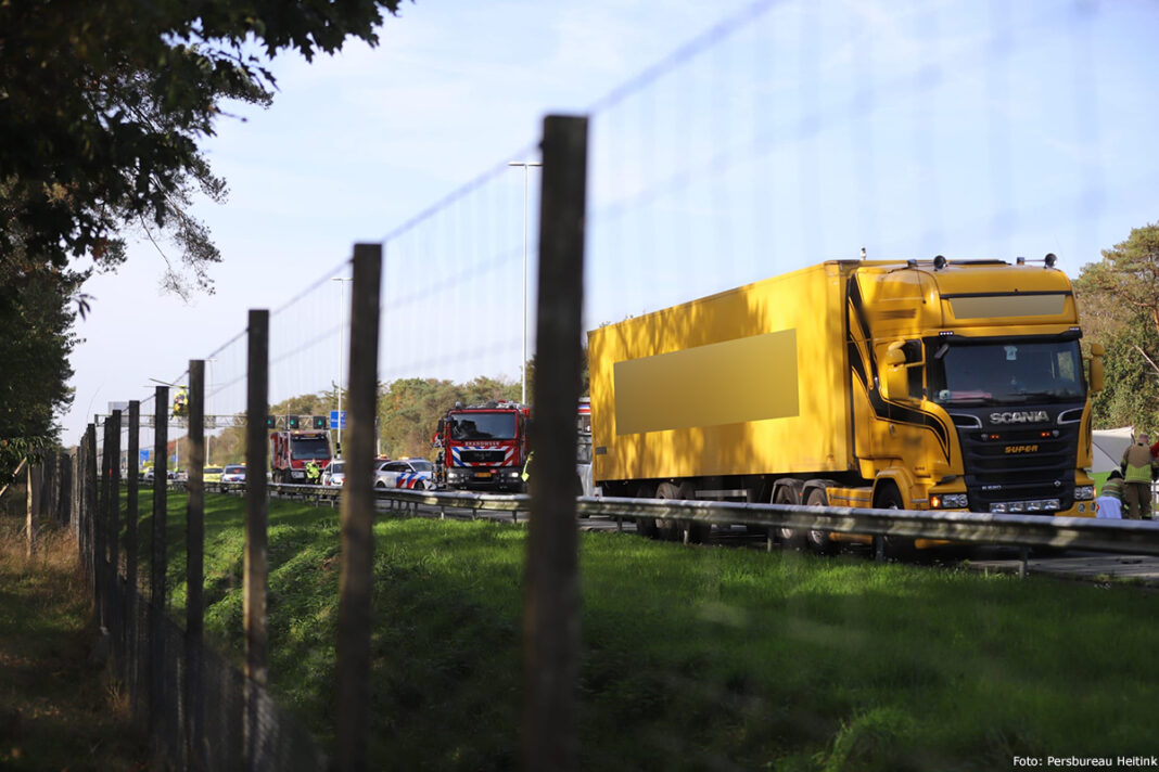 Vrachtwagenchauffeur ernstig gewond na aanrijding op A12