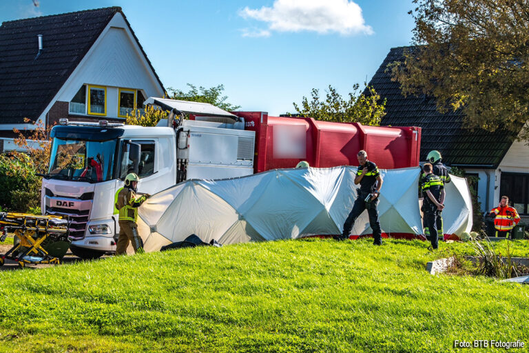 Man bekneld onder vrachtwagen in IJlst [+foto]