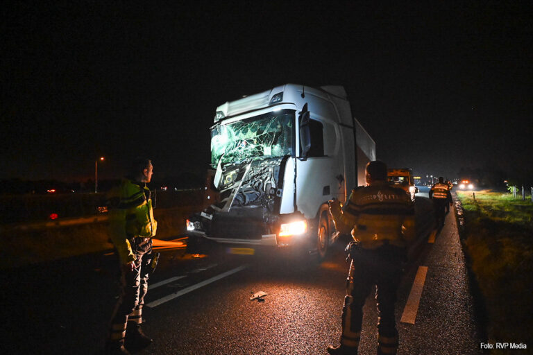 Aanrijding auto en twee vrachtwagens op N9 [+foto’s]